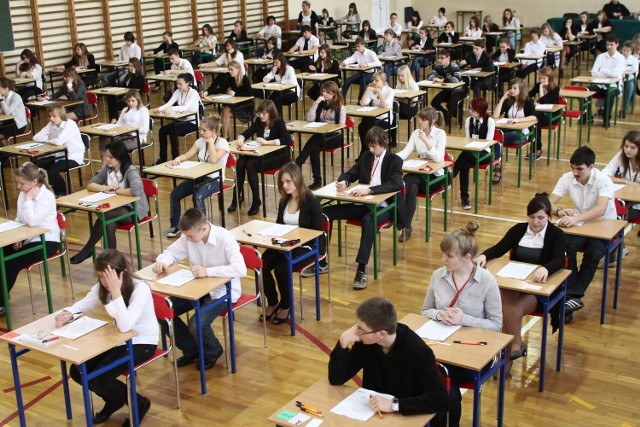 Egzamin gimnazjalny 2013: uczniowie trzecich klas gimnazjów otrzymali w piątek wyniki państwowego sprawdzianu na koniec szkoły.