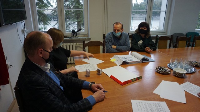 We wtorek, w Urzędzie Gminy Pniewy została podpisana umowa na przebudowę i rozbudowę Publicznej Szkoły Podstawowej w Ciechlinie. Prace powinny się zakończyć na przełomie sierpnia i września tego roku.