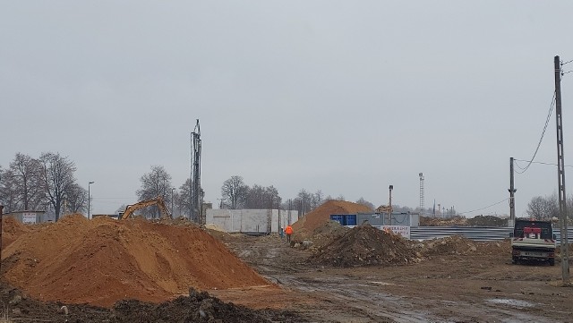 We Włostowie, na terenie byłej cukrowni, powstaje nowoczesne Świętokrzyskie Centrum Przedsiębiorczości Rolnej. Na początku roku rozpoczęto budowę inkubatora przemysłowego, który będzie służył przedsiębiorcom z terenu powiatu opatowskiego ale także z terenu całej Polski. Umowa na drugi etap już została podpisana z wykonawcą.