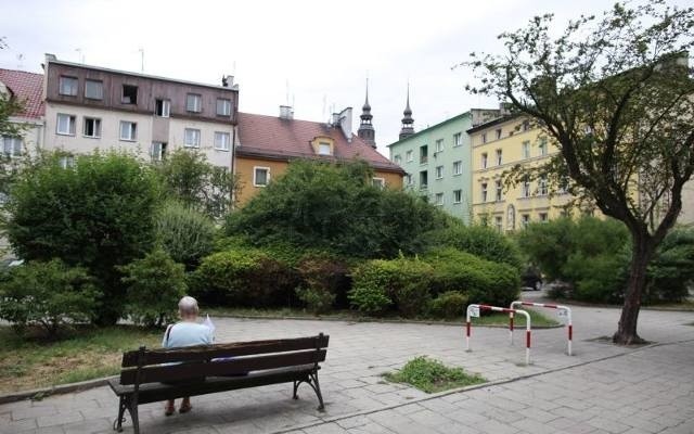 Mieszkańcy placu św. Sebastiana nadal muszą oglądać zarośnięty skwer oraz zniszczone ławki.