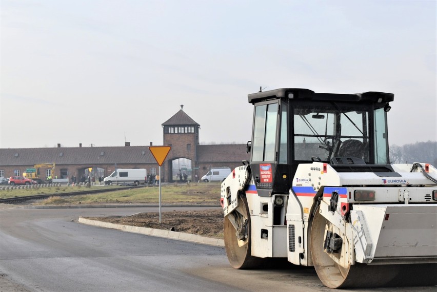 Drogowcy położyli nawierzchnię na całej długości nowej...