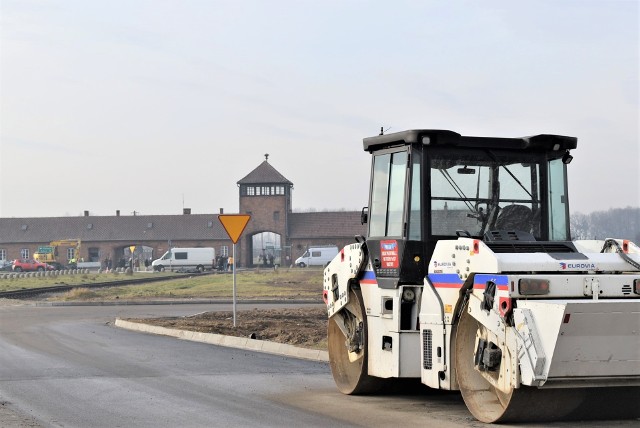 Drogowcy położyli nawierzchnię na całej długości nowej drogi, która odsunie ruch samochodowy od Bramy Śmierci