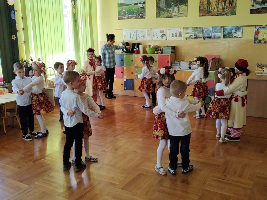 Dzieci z przedszkola w Połańcu wróciły do pięknej, ludowej tradycji „Chodzenia z kurakiem”. Zobacz zdjęcia 