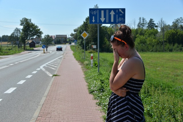 Aleksandra Strójwąs szła tym chodnikiem na przystanek w Górnie, kiedy jej pupila zaatakował olbrzymi, włochaty pies.