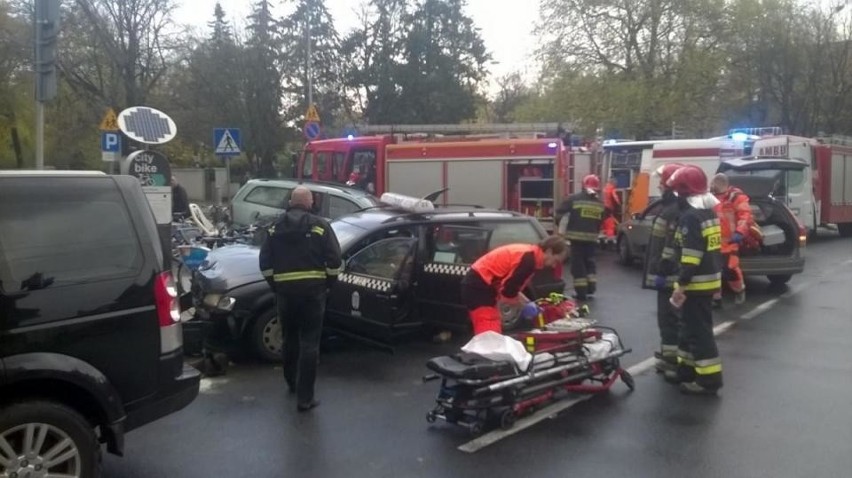 Wypadek na skrzyżowaniu Głogowska/Berwińskiego - jedna osoba została ranna [ZDJĘCIA]