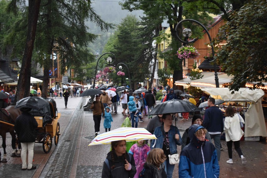 Zakopane pełne turystów. Górale: wakacje na półmetku na plus. Ale nie dla wszystkich [ZDJĘCIA]