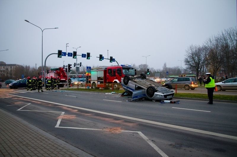 Policyjny radiowóz przewrócił się na dach. Opel, który w...