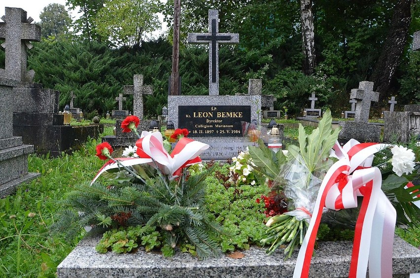 Na cmentarzu przyklasztornym w Kleczy pamięć pochowanego...