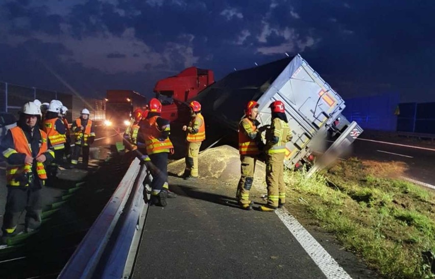 Ciężarówka utrudnia przejazd przez autostradę A4 w rejonie...