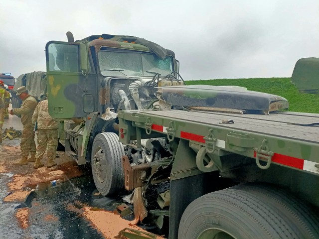 Do wypadku pojazdów ciężarowych należących do amerykańskiego wojska doszło na autostradzie A4 pod Wrocławiem