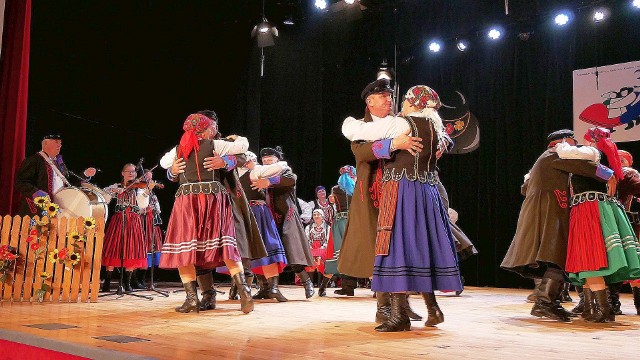 Zespół Pieśni i Tańca „Godziembianie” na estradzie w Rzeszowie. Więcej na kolejnych zdjęciach