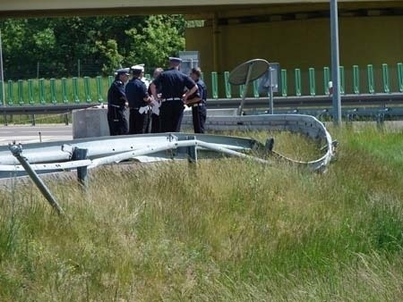 Barierka zadziałała jak trampolina i wyrzuciła auto w górę.