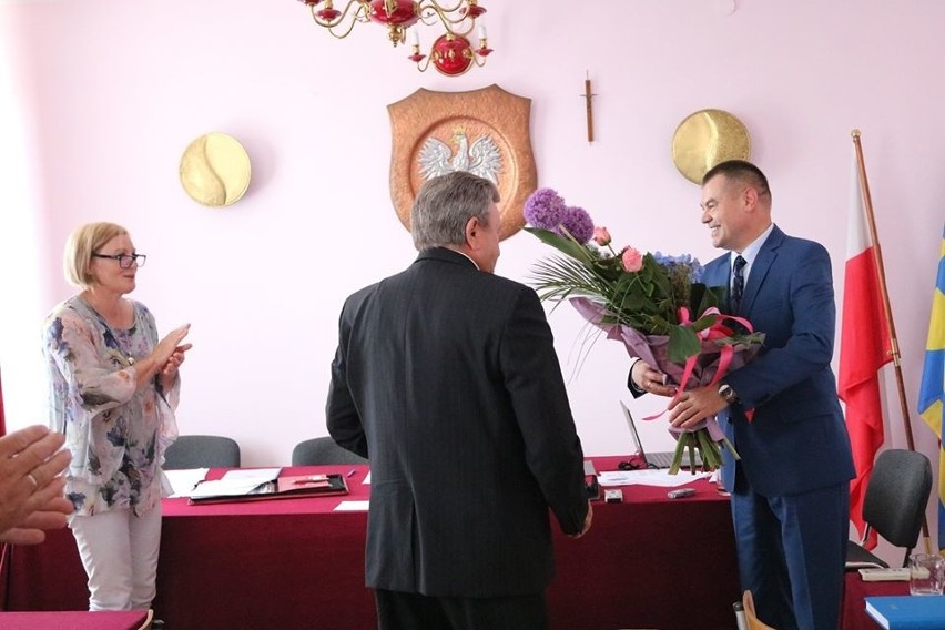 Radni pogratulowali wójtowi Karolowi Burkowi (z kwiatami)...