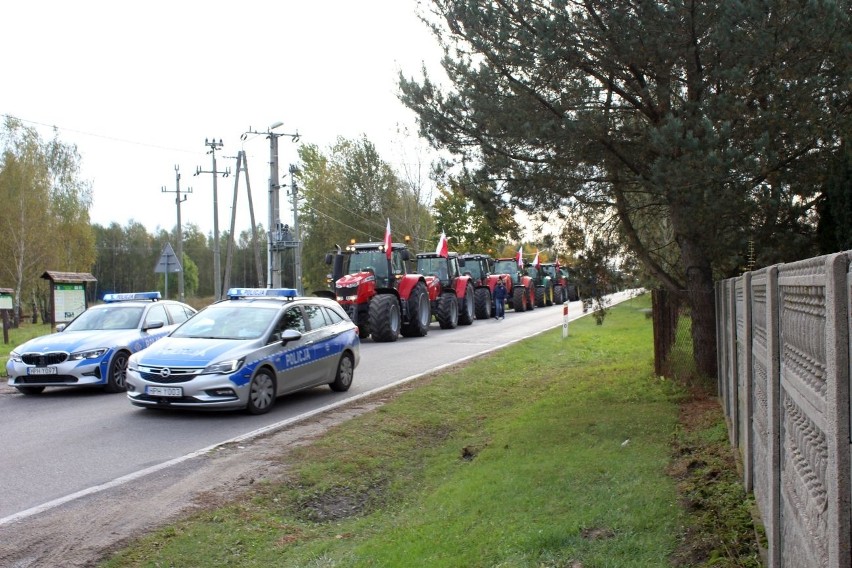 Rolnicy swój protest zaczęli w Wolanowie. Jadą traktorami w...