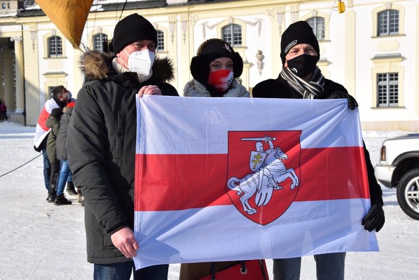 Balon z 30-metrową biało-czerwono-białą flagą wzbił się do...