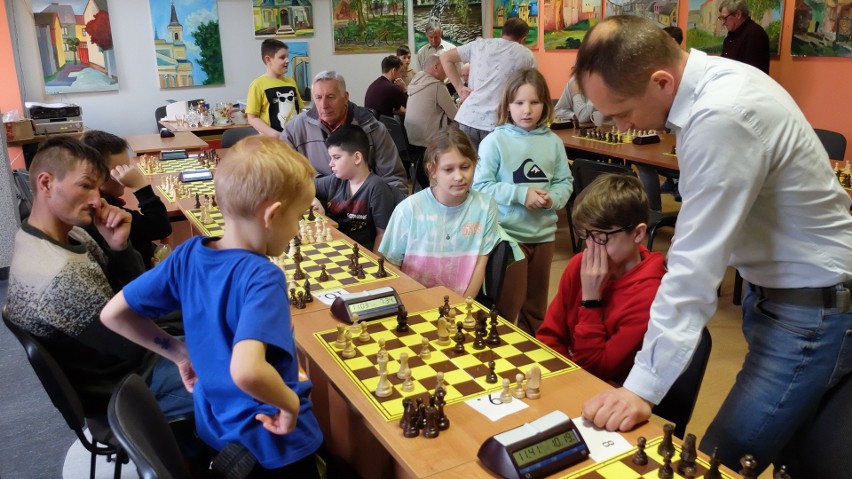 Na niedawnym turnieju szachowym w Przysusze  rywalizowali...