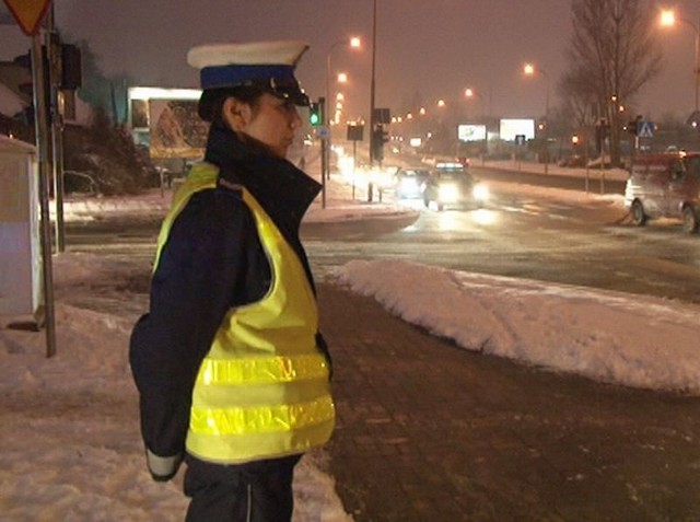 W czasie akcji "Bezpieczny pieszy&#8221; policjanci kontrolują przejścia w Zielonej Górze.