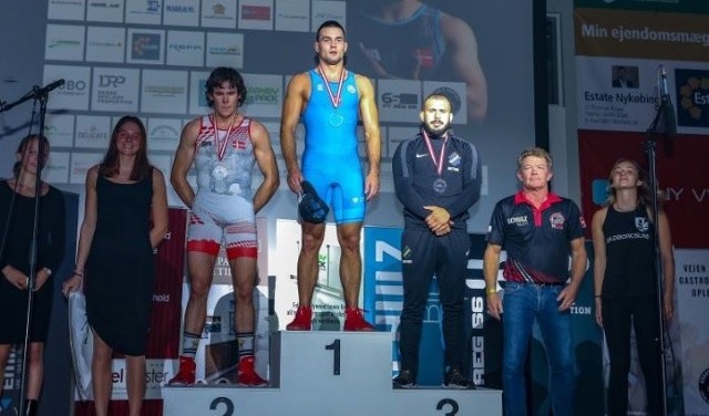 Patryk Bednarz (w środku) zdobył złoty medal w kategorii do 77 kilogramów.