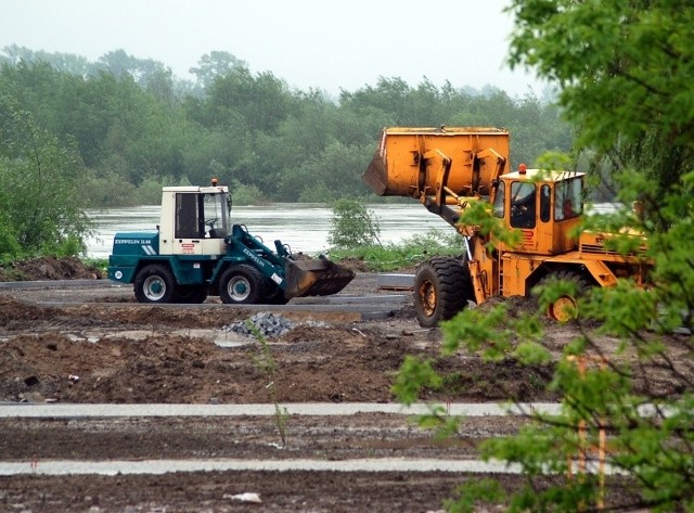 W poniedziałek na placu budowy na nadwiślańskim bulwarze w Sandomierzu zabezpieczano wszystko, co mogłaby porwać rzeka.