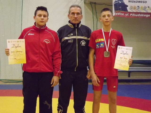 Od lewej: Rafał Pielesiak, trener Michał Busse, Jakub Jankowski