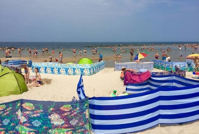 Parawany na stałe wpisały się w krajobraz naszych plaż. Darłowo próbuje się ich pozbyć, ale inni włodarze nie podchodzą do sprawy aż tak restrykcyjnie. Są nawet tacy, którzy twierdzą, że dzięki parawanom na plażach robi się przyjemnie i kolorowo