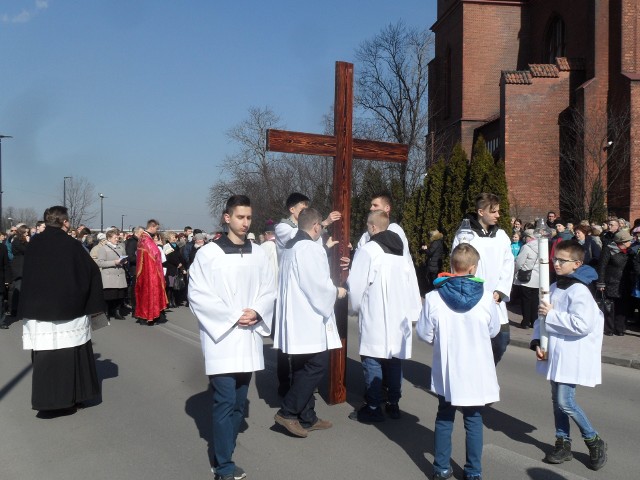 Bardzo liczna była dzisiejsza Droga Krzyżowa ulicami miasta w Myszkowie, w parafii pw. św.  Stanisława Biskupa i Męczennika. I bardzo niecodzienna. Wierni idąc za krzyżem i niosąc krzyż  - na zmianę, przed poszczególnymi stacjami Męki Pańskiej - śpiewali pieśni pasyjne, modlili się. Na dwóch stacjach wysłuchali pieśni "Serce Matki" w wykonaniu Mieczysława Fogga, odtworzonej z płyty CD, z nagłośnienia  Drogi Krzyżowej.