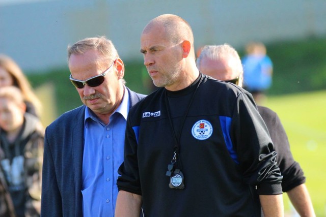 Trener Marek Chojnacki (od prawej) i prezes Janusz Matusiak zbudowali silną drużynę kobiet