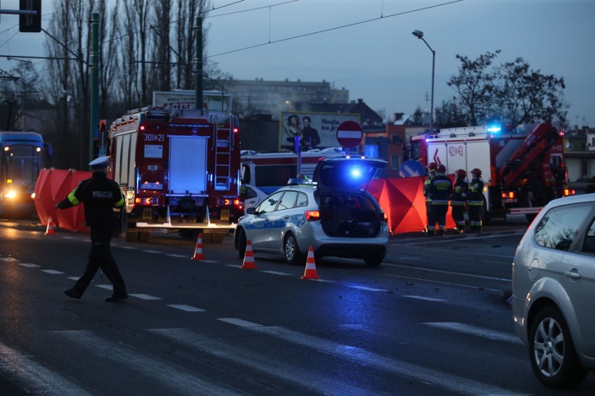 Tragiczny wypadek w Katowicach. Na Gliwickiej zginęła 59-letnia kobieta po zderzeniu z tramwajem. Ratownik apeluje na Facebooku: Pomagajcie!