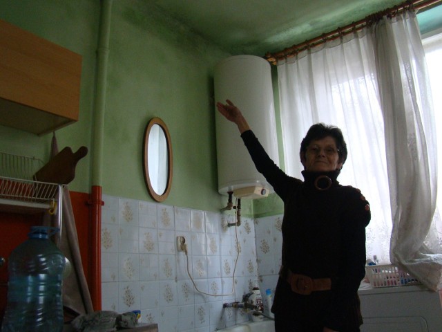 Maria Kowalówka pokazuje grzyb na ścianach w nieogrzewanej kuchni. Dopiero w piątek ZBM wstawił jej przenośny piec