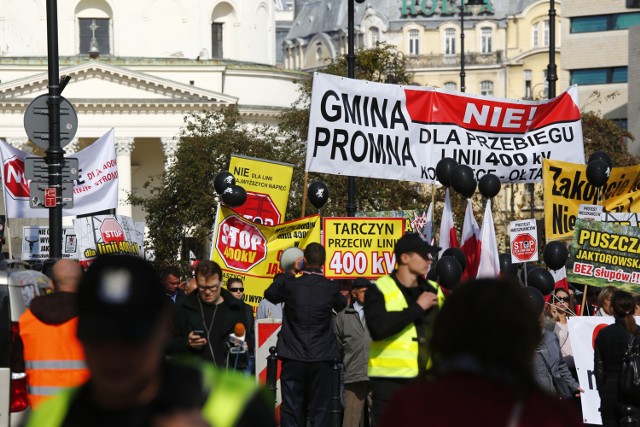 Warszawa. Protest przeciwko budowie lini energetycznej wysokiego napięcia 400 kv Kozienice - Ołtarzew.