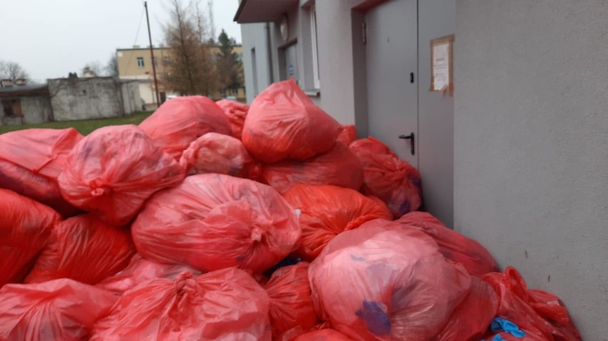 Dziesiątki worków z odpadami pocovidowymi zalegają pod...