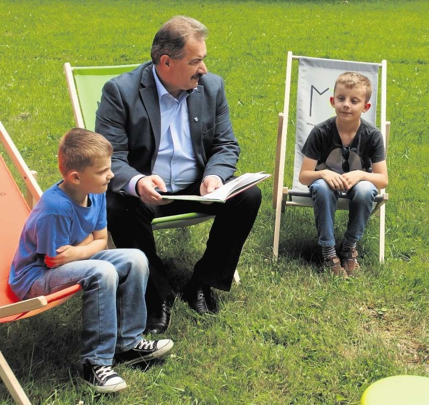 Tłumy dzieci wzięły udział w spotkaniu przy bibliotece "Czytanie na trawie".