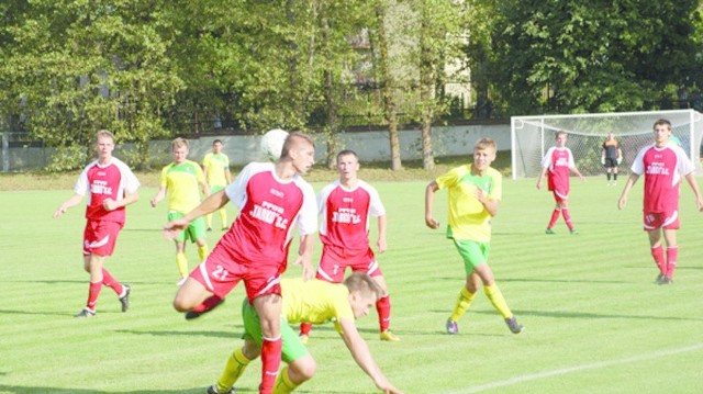 Dąb Dąbrowa Białostocka (żółte koszulki)w sobotę zapłacił frycowe w Grajewie przegrywając 0:1