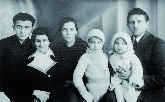 Rodzina Muszkiesów w 1938 roku. Od lewej Wiktor Muszkies, Chana-Hinda Muszkies z d. Tchórz, Małka, Chaja, Rutka, Szmul.