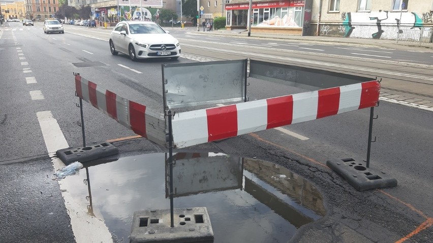 Wrocław: Miesiąc temu zapadła się ulica Kołłątaja. I tak zostało