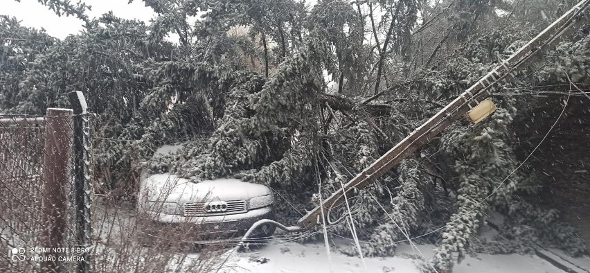 Zamiecie śnieżne i burze w województwie śląskim. Strażacy...