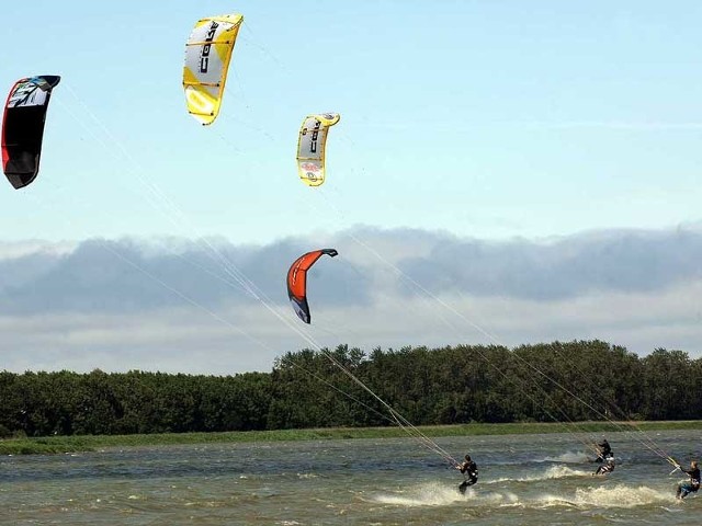 Kitesurfingowcy na jeziorze Jamno.