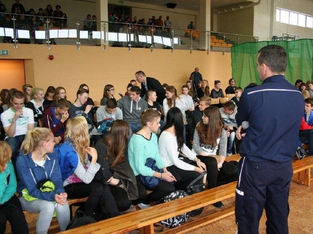 W hali gimnastycznej ZSZ policjanci spotkali się z uczniami z naszego powiatu