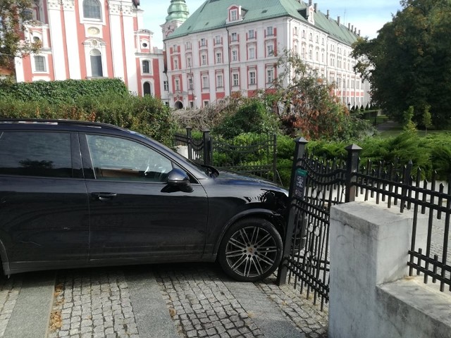 Do pościgu za kierowcą porsche doszło w niedzielę rano w Poznaniu. 47-letni mężczyzna uciekał przed policją w centrum, w tym także po płycie Starego Rynku. Ostatecznie "zatrzymał się" w bramie wejściowej do parku Chopina.Zobacz kolejne zdjęcie --->