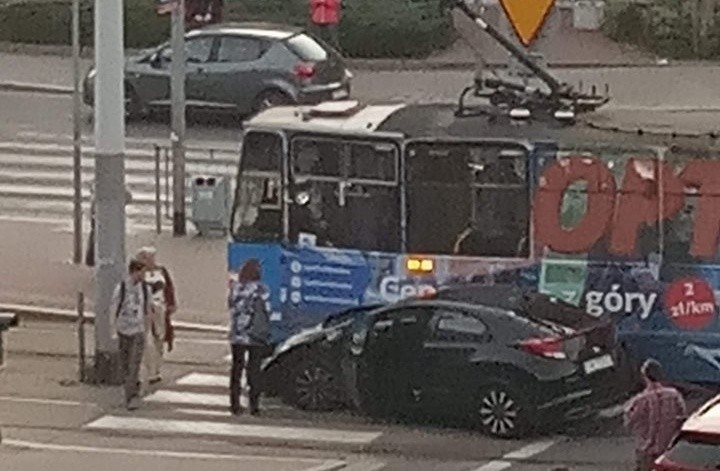 Wypadek tramwaju na Pułaskiego. Potężne korki (ZOBACZ)