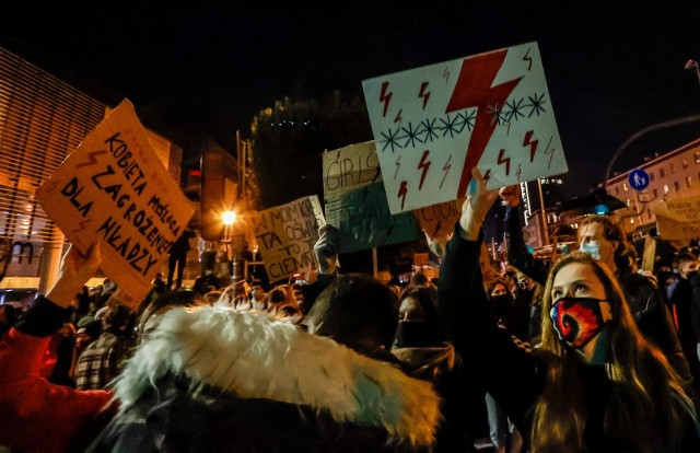 Kolejne protesty w ramach Strajku Kobiet po wyroku Trybunału Konstytucyjnego odbędą się w czwartek, 29 października 2020. Do manifestacji przyłączają się mieszkańcy wielu miast w Kujawsko-Pomorskiem, m.in. Torunia, Grudziądza, a także mniejszych miejscowości.Zobacz na następnych stronach, gdzie i o której zaplanowano kolejne protesty.