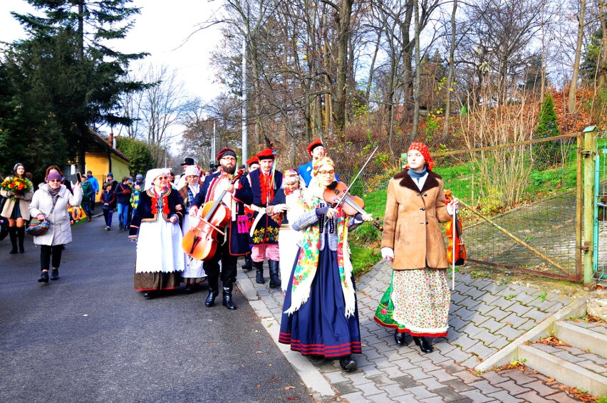 Kraków. Barwny korowód weselny w rocznicę najsłynniejszego bronowickiego wesela