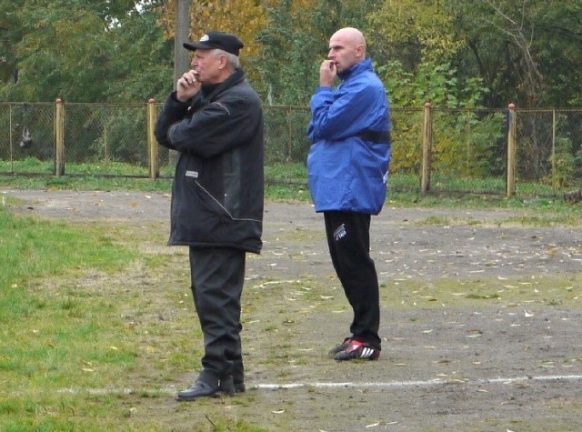 Trener Orła Józef Antoniak (z lewej) oraz doświadczony zawodnik tego zespołu Rafał Stąpor mają powody do tego, aby nerwowo zagryzać paznokcie. Wszak zespół traci aż 10 punk-tów do lidera