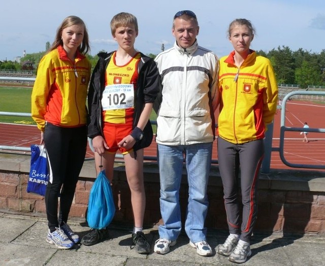 W meczu lekkoatletycznym w Kielcach wystartowali Eliza Kucharska (z lewej), Damian Sator i Ewelina Kucharska. Na zdjęciu z trenerem Zdzisławem Perepiczko.