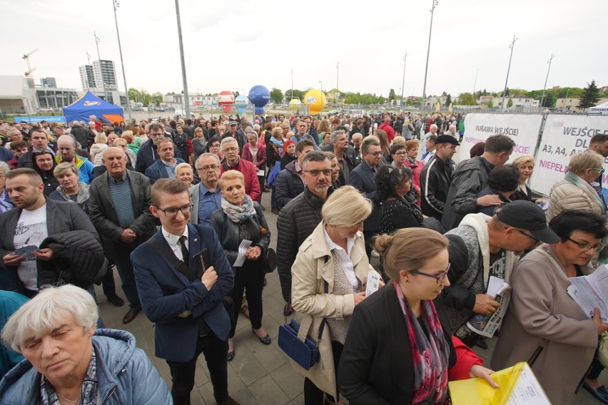 Od godz. 18.00 tłumy przed stadionem czekają na koncert...