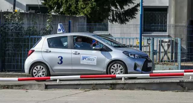 Pomorski Ośrodek Ruchu Drogowego w Gdańsku - plac manewrowy. To pierwszy etap egzaminu. Sprawdźcie na kolejnych slajdach popularne ulice egzaminacyjne w Gdańsku >>>>