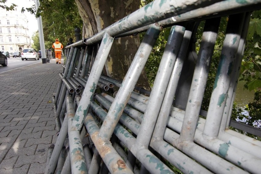 Wrocław: Na Podwalu demontują skorodowane barierki. Ale nowych nie będzie (ZDJĘCIA)