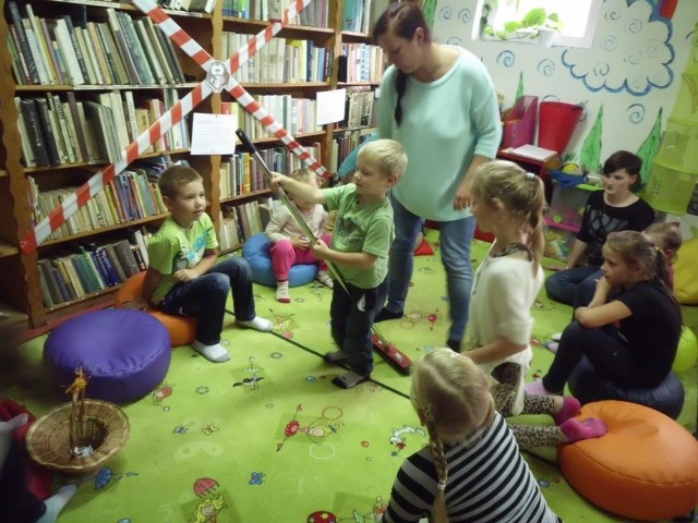 Dzieci wspaniale czują się na zajęciach w bibliotece.