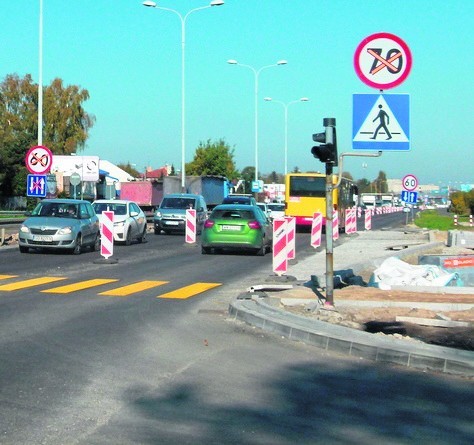 Wymiana konstrukcji drogi przeprowadzana jest na nitce prowadzącej w stronę Tuszyna.