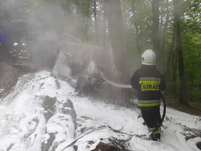 Wypadek w Muchówce, na drodze prowadzącej przez las samochód uderzył w drzewo, 13.06.2022